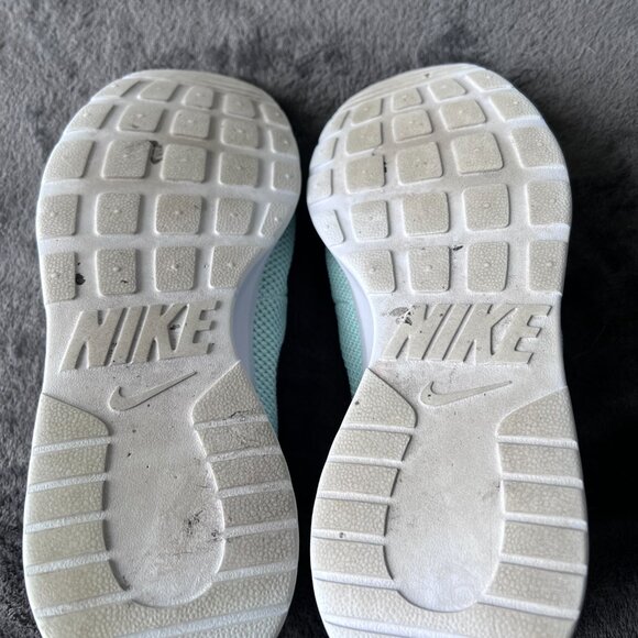 Nike Revolution 7 Easyon Shoe in Barley Green/White/Metallic Silver Size 9.5 - Picture 3 of 8